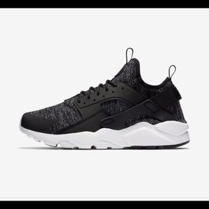 men’s black nike huaraches